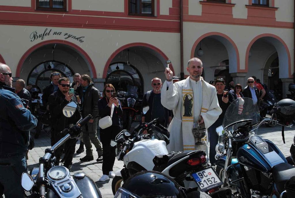 Třeboňské Masarykovo náměstí bylo motorkami doslova našlapané. Stovkám strojů požehnal tamní kaplan Jiří Kalaš.