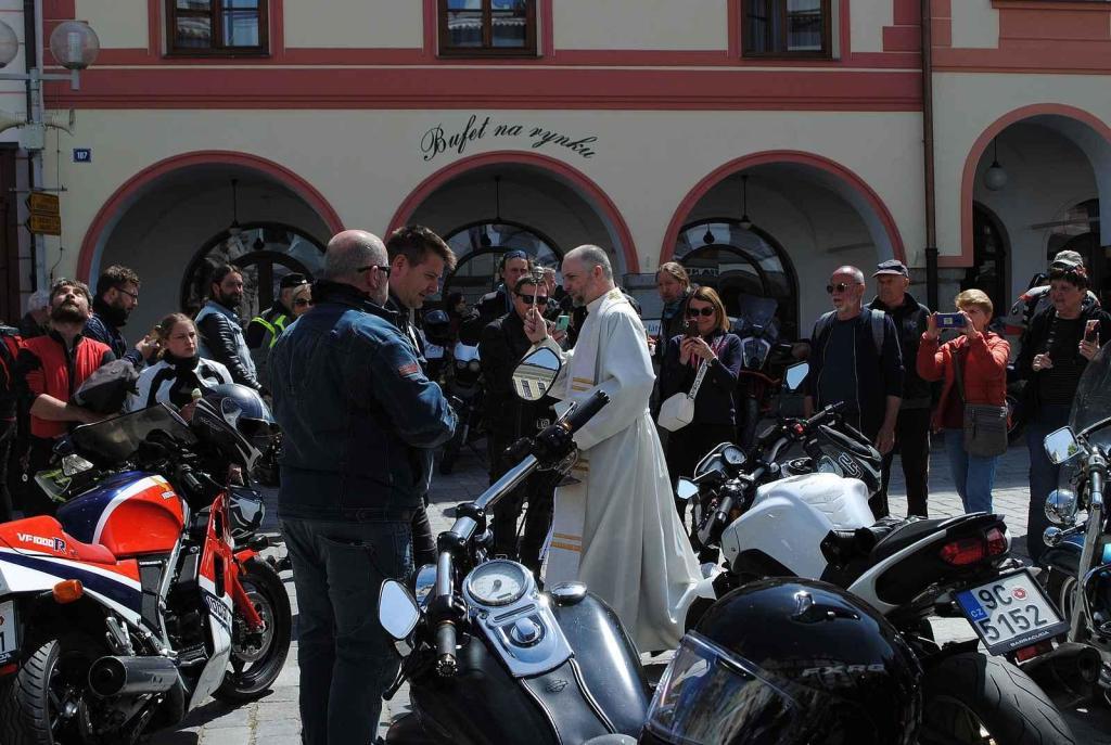 Třeboňské Masarykovo náměstí bylo motorkami doslova našlapané. Stovkám strojů požehnal tamní kaplan Jiří Kalaš.