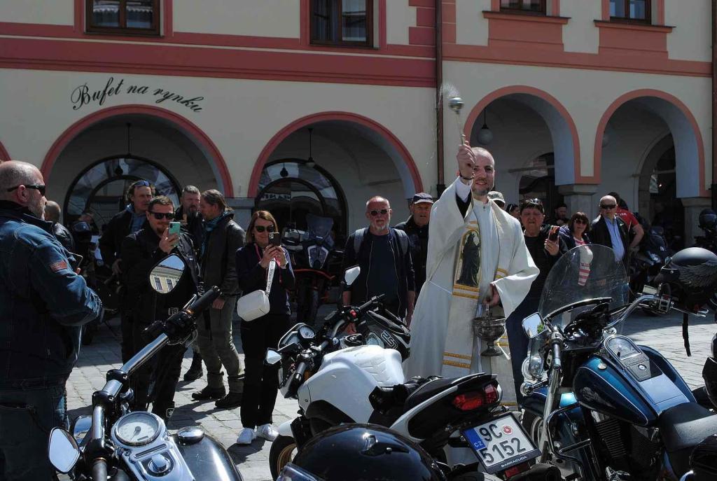 Třeboňské Masarykovo náměstí bylo motorkami doslova našlapané. Stovkám strojů požehnal tamní kaplan Jiří Kalaš.