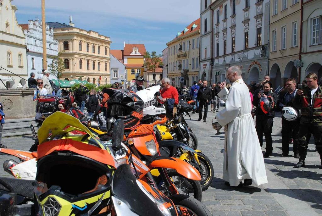 Třeboňské Masarykovo náměstí bylo motorkami doslova našlapané. Stovkám strojů požehnal tamní kaplan Jiří Kalaš.