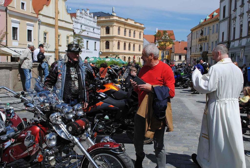 Třeboňské Masarykovo náměstí bylo motorkami doslova našlapané. Stovkám strojů požehnal tamní kaplan Jiří Kalaš.
