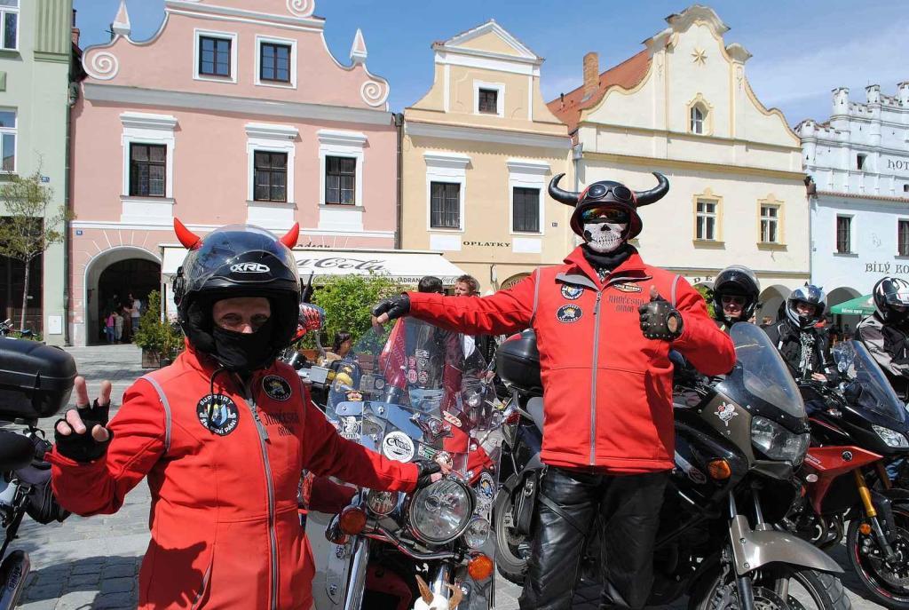 Třeboňské Masarykovo náměstí bylo motorkami doslova našlapané. Stovkám strojů požehnal tamní kaplan Jiří Kalaš.