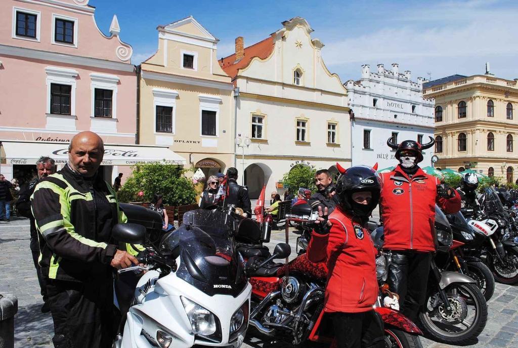 Třeboňské Masarykovo náměstí bylo motorkami doslova našlapané. Stovkám strojů požehnal tamní kaplan Jiří Kalaš.