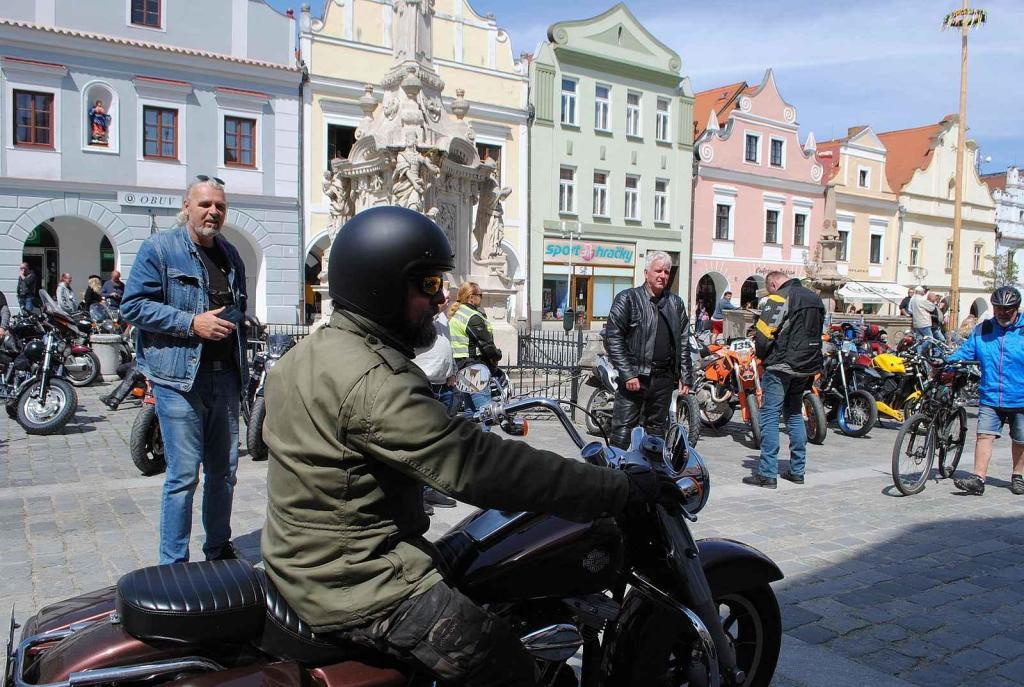 Třeboňské Masarykovo náměstí bylo motorkami doslova našlapané. Stovkám strojů požehnal tamní kaplan Jiří Kalaš.
