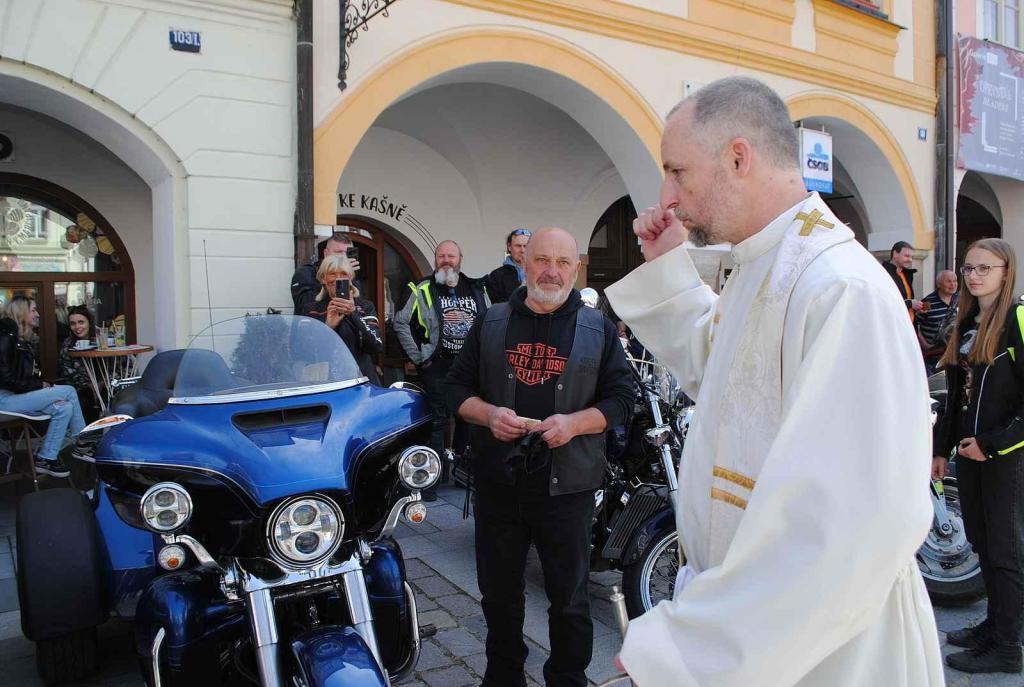 Třeboňské Masarykovo náměstí bylo motorkami doslova našlapané. Stovkám strojů požehnal tamní kaplan Jiří Kalaš.