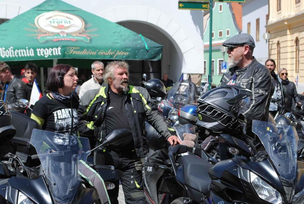Třeboňské Masarykovo náměstí bylo motorkami doslova našlapané. Stovkám strojů požehnal tamní kaplan Jiří Kalaš.