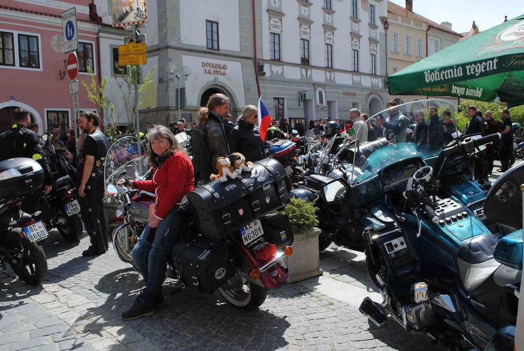 Třeboňské Masarykovo náměstí bylo motorkami doslova našlapané. Stovkám strojů požehnal tamní kaplan Jiří Kalaš.
