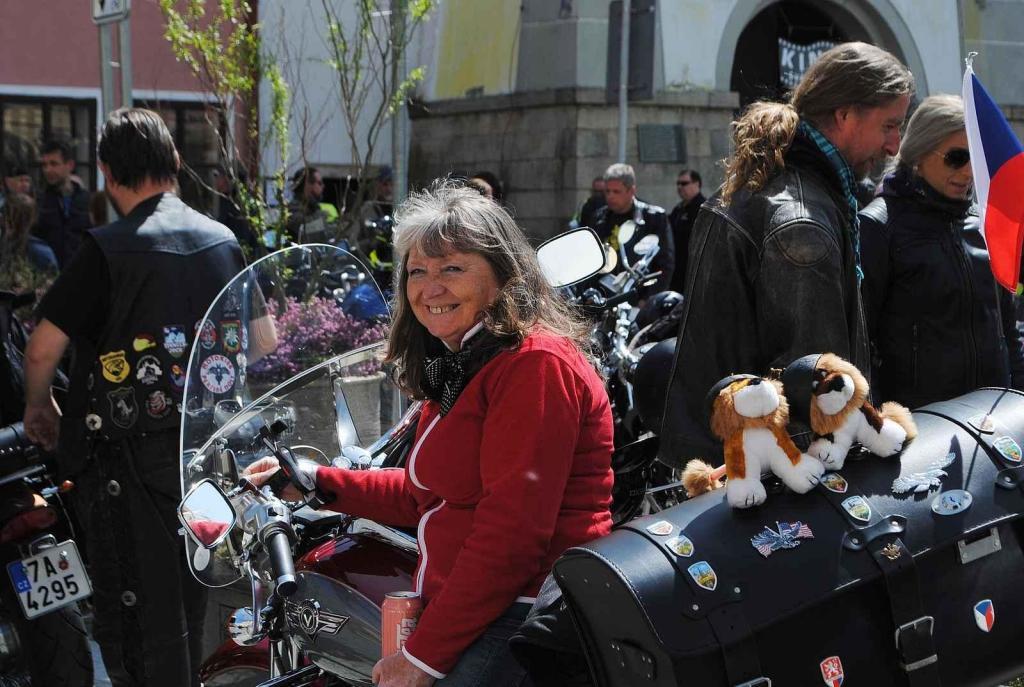 Třeboňské Masarykovo náměstí bylo motorkami doslova našlapané. Stovkám strojů požehnal tamní kaplan Jiří Kalaš.