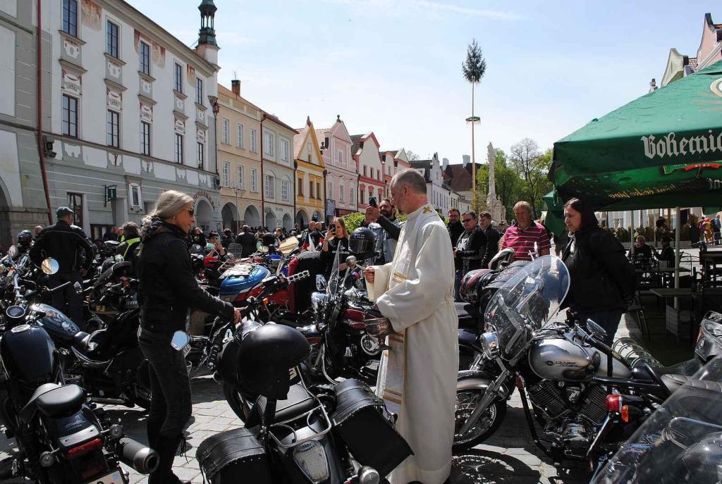Třeboňské Masarykovo náměstí bylo motorkami doslova našlapané. Stovkám strojů požehnal tamní kaplan Jiří Kalaš.