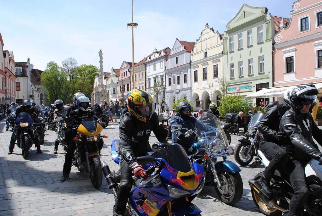 Třeboňské Masarykovo náměstí bylo motorkami doslova našlapané. Stovkám strojů požehnal tamní kaplan Jiří Kalaš.