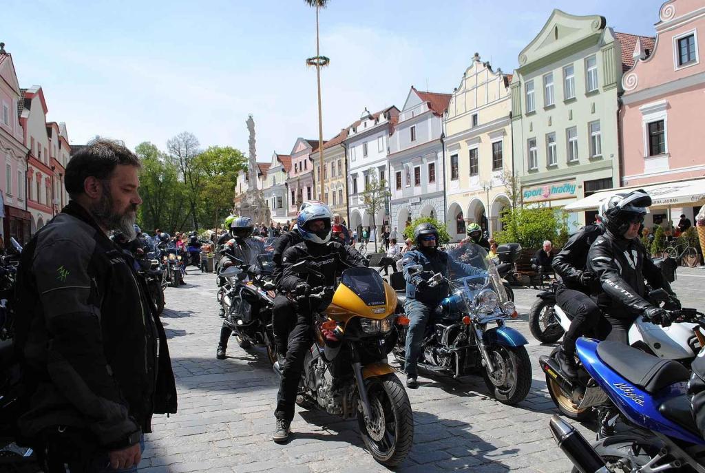 Třeboňské Masarykovo náměstí bylo motorkami doslova našlapané. Stovkám strojů požehnal tamní kaplan Jiří Kalaš.