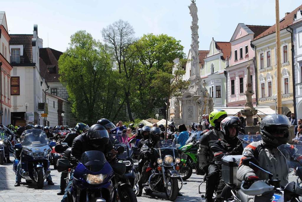 Třeboňské Masarykovo náměstí bylo motorkami doslova našlapané. Stovkám strojů požehnal tamní kaplan Jiří Kalaš.