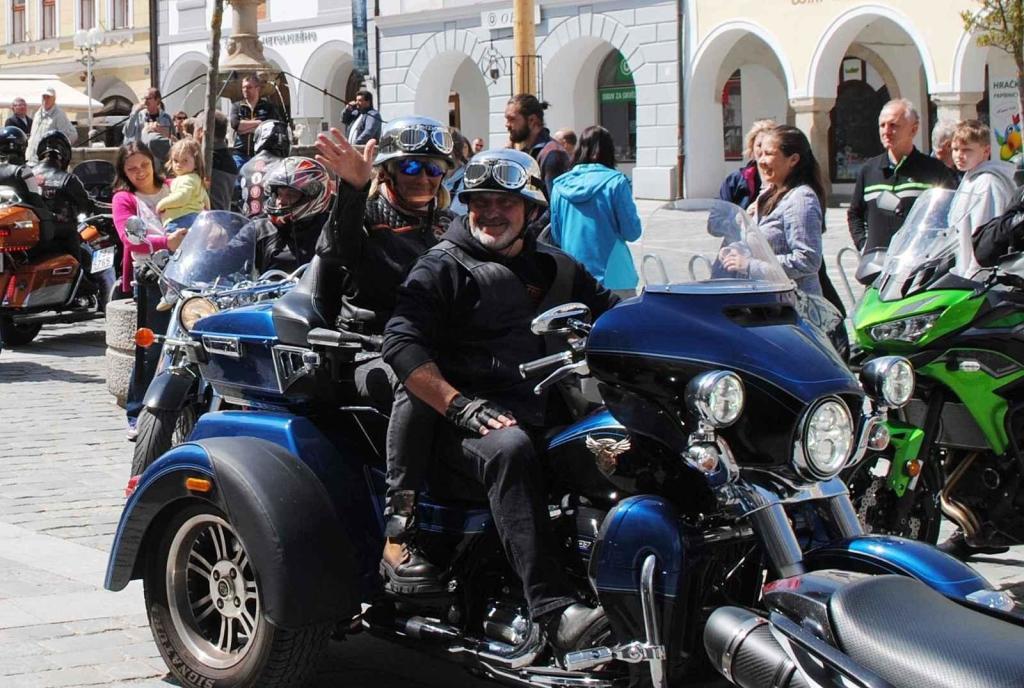 Třeboňské Masarykovo náměstí bylo motorkami doslova našlapané. Stovkám strojů požehnal tamní kaplan Jiří Kalaš.
