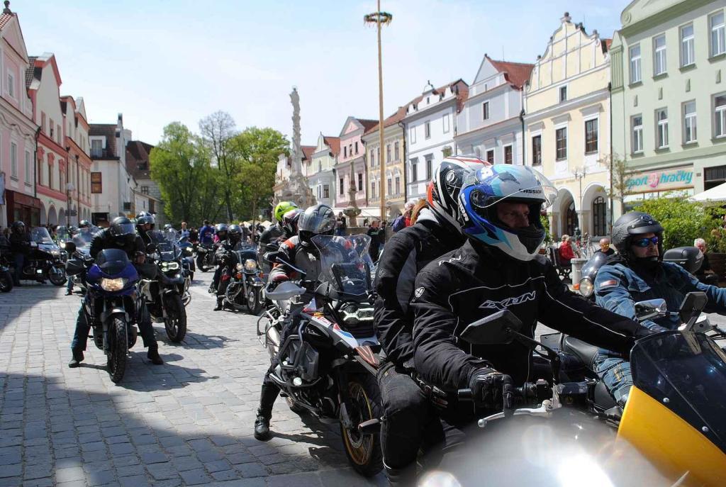 Třeboňské Masarykovo náměstí bylo motorkami doslova našlapané. Stovkám strojů požehnal tamní kaplan Jiří Kalaš.
