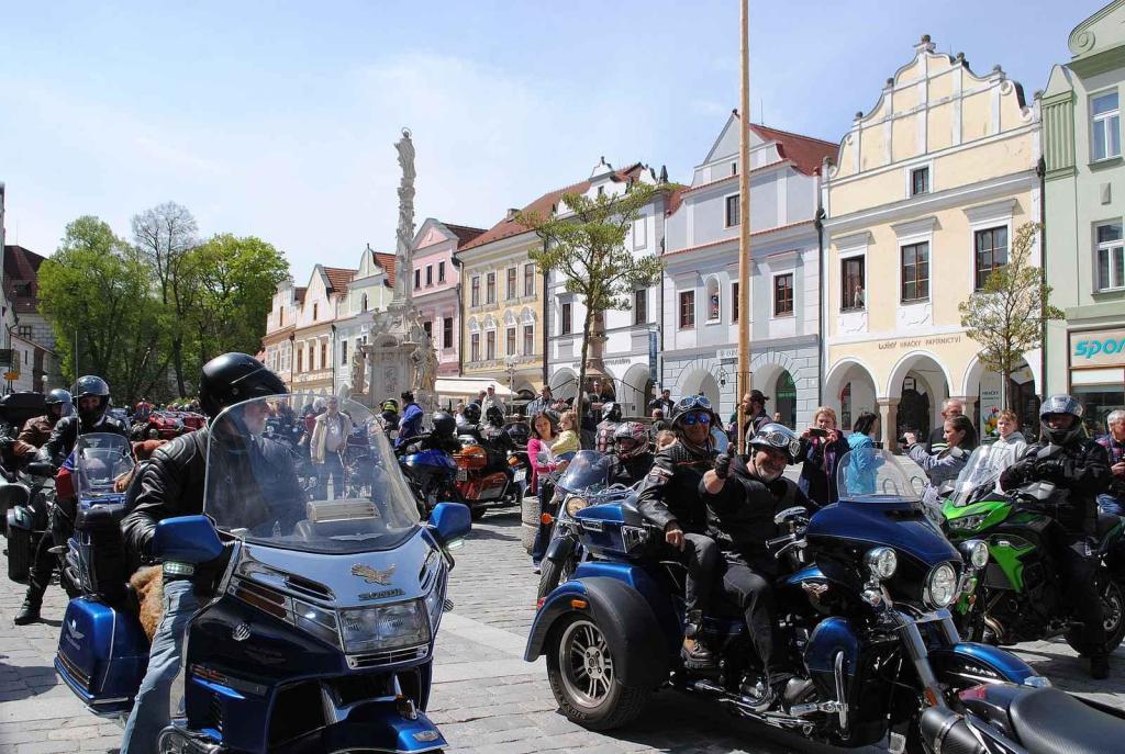 Třeboňské Masarykovo náměstí bylo motorkami doslova našlapané. Stovkám strojů požehnal tamní kaplan Jiří Kalaš.