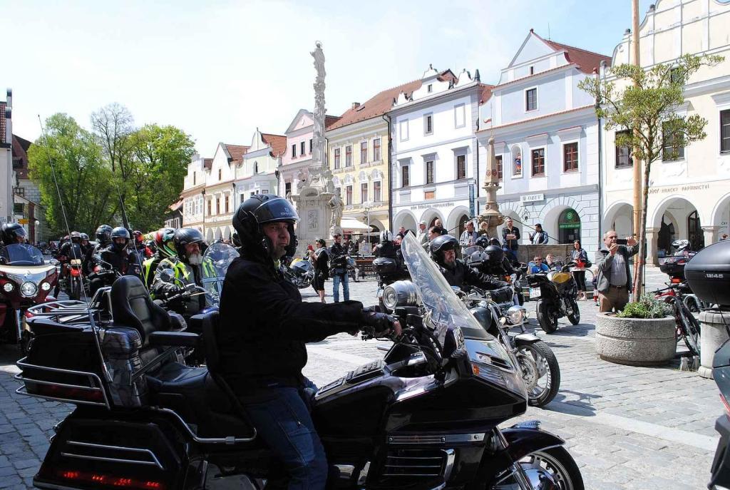 Třeboňské Masarykovo náměstí bylo motorkami doslova našlapané. Stovkám strojů požehnal tamní kaplan Jiří Kalaš.