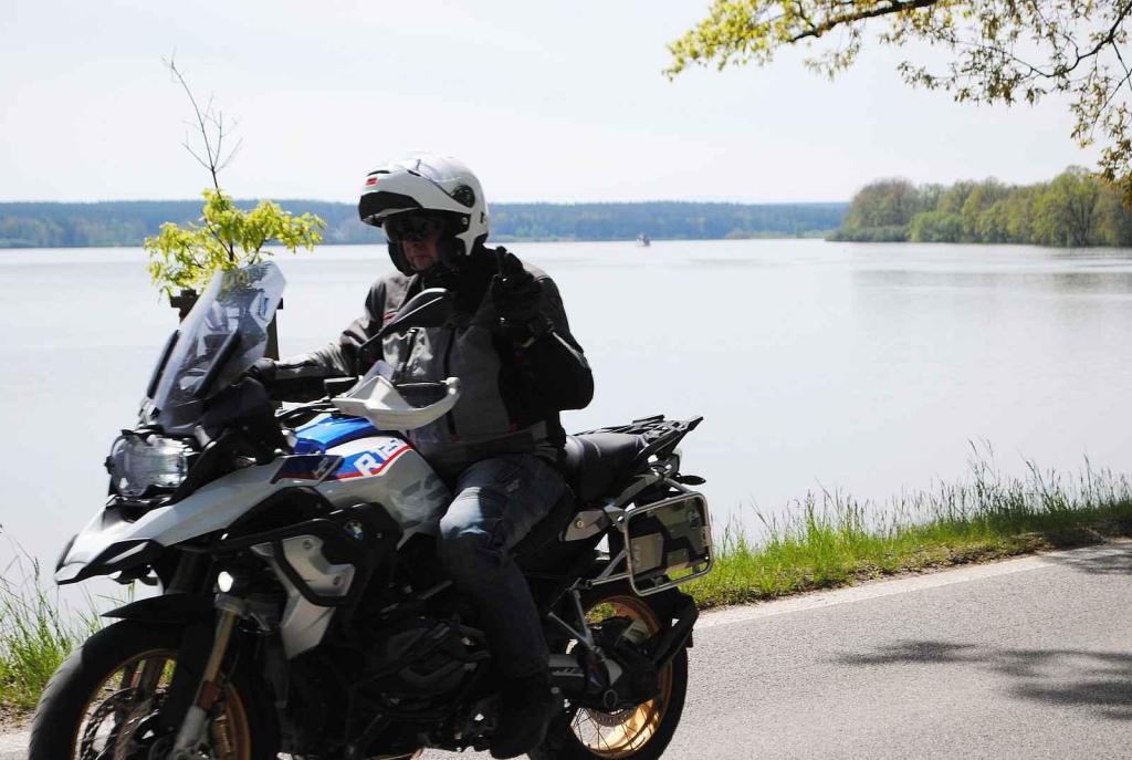 Třeboňské Masarykovo náměstí bylo motorkami doslova našlapané. Stovkám strojů požehnal tamní kaplan Jiří Kalaš.