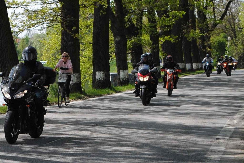 Třeboňské Masarykovo náměstí bylo motorkami doslova našlapané. Stovkám strojů požehnal tamní kaplan Jiří Kalaš.