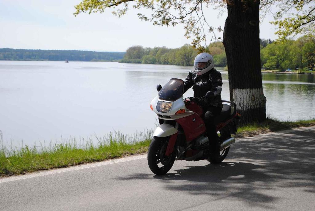 Třeboňské Masarykovo náměstí bylo motorkami doslova našlapané. Stovkám strojů požehnal tamní kaplan Jiří Kalaš.