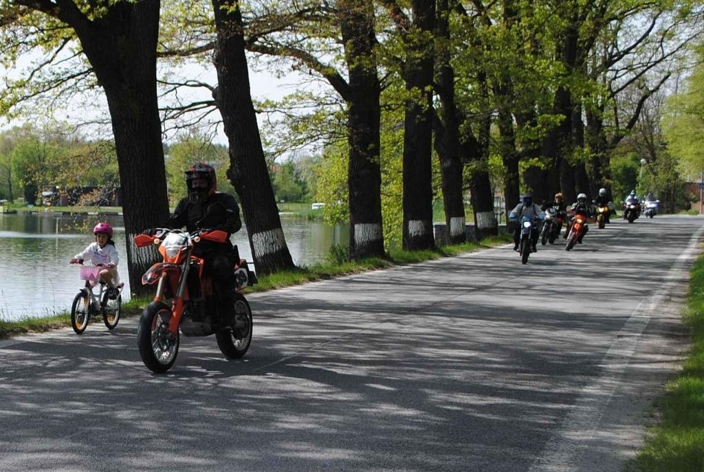 Třeboňské Masarykovo náměstí bylo motorkami doslova našlapané. Stovkám strojů požehnal tamní kaplan Jiří Kalaš.