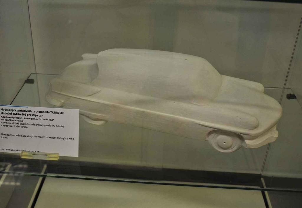 Návrh prestižní limuzíny Tatra 608 z roku 1960