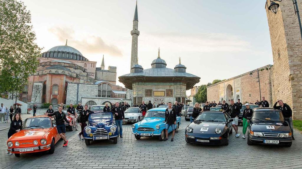 Společným příjezdem na náměstí k mešitě Hagia Sophia v Istanbulu jízda 23 českých veteránů vyvrcholila.