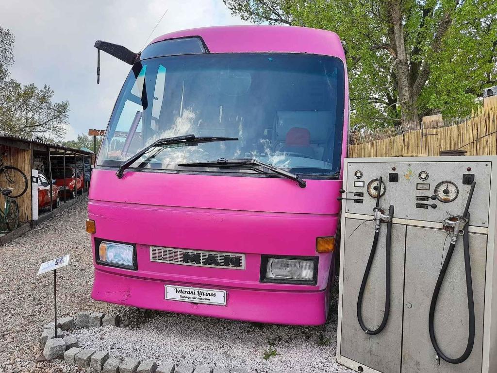 Díky aerodynamickému tvarování dosáhl minibus průměrné spotřeby 16 litrů na 100 kilometrů.