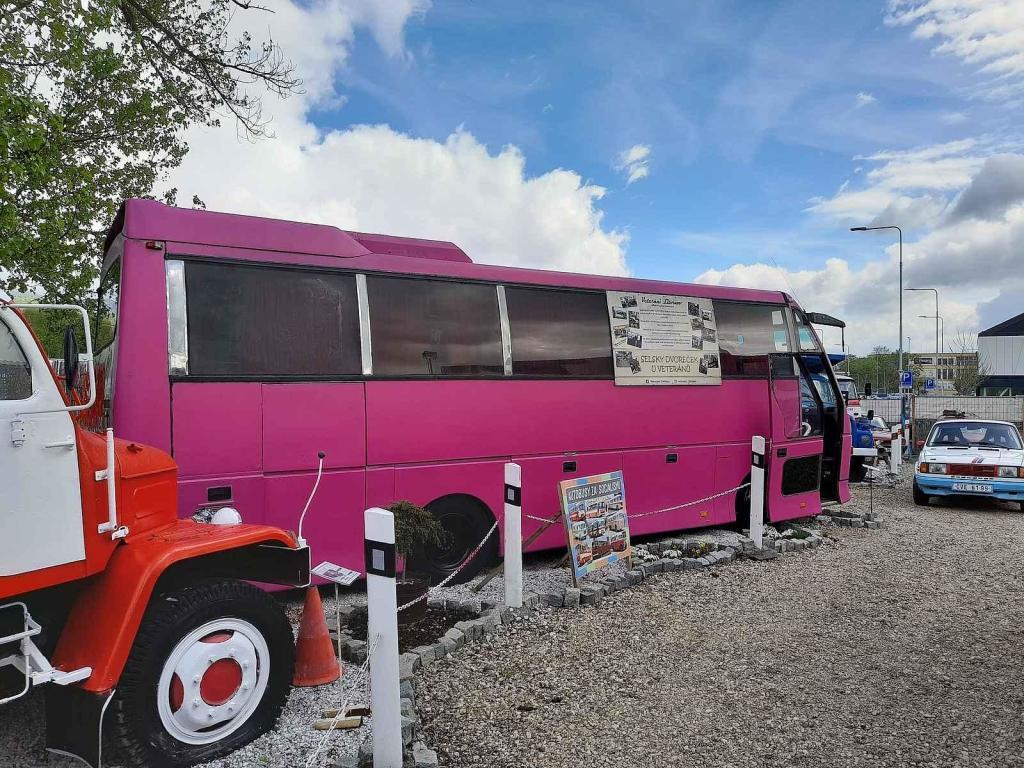 Díky aerodynamickému tvarování dosáhl minibus průměrné spotřeby 16 litrů na 100 kilometrů.