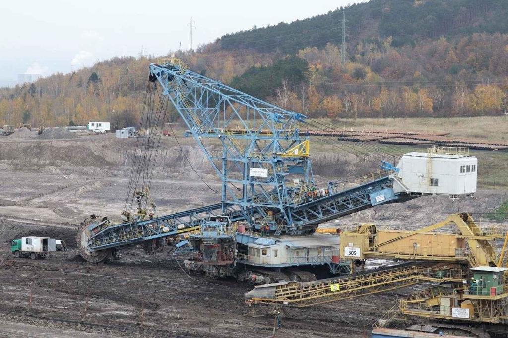 Rypadlo K800/K54. Výška rypadla je 31 metrů. Na délku má 75 metrů. Váží 1 443 tun.
