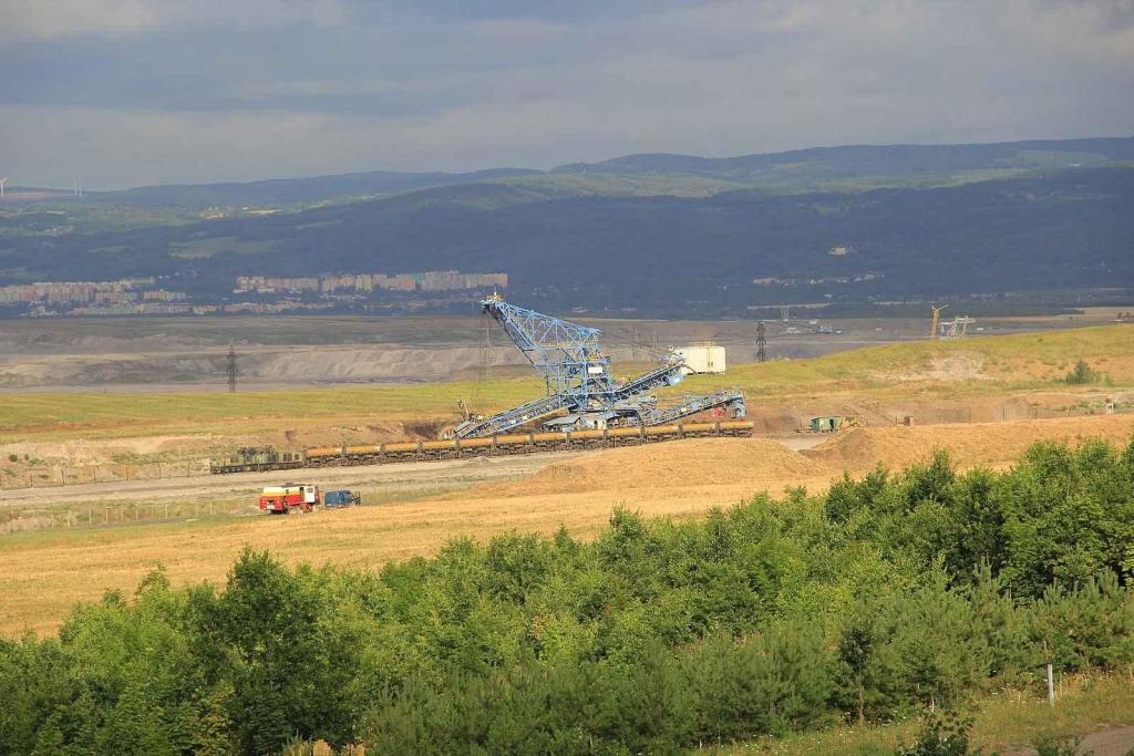 Rypadlo K800/K54 při nakládce skrývky do železničních vagónů.