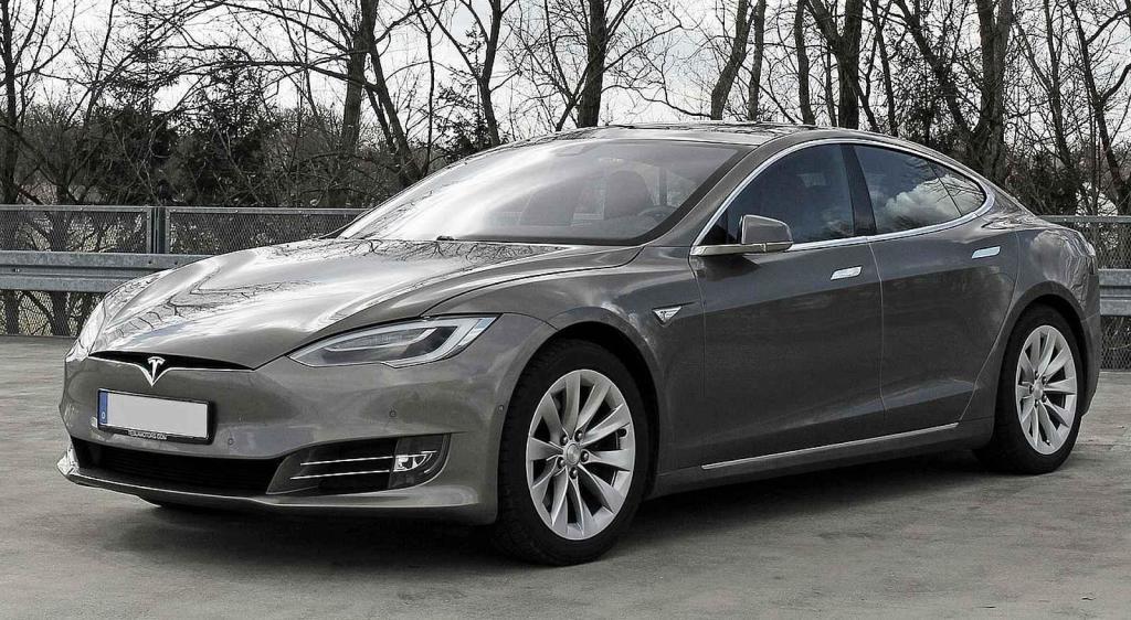Novou elektomobilovou revoluci iniciovala americká automobilka Tesla, vedená podnikatelem Elonem Muskem. Na snímku je model S Facelift. Foto: Wikimedia Commons, Peteratkins, CC BY-SA 4.0