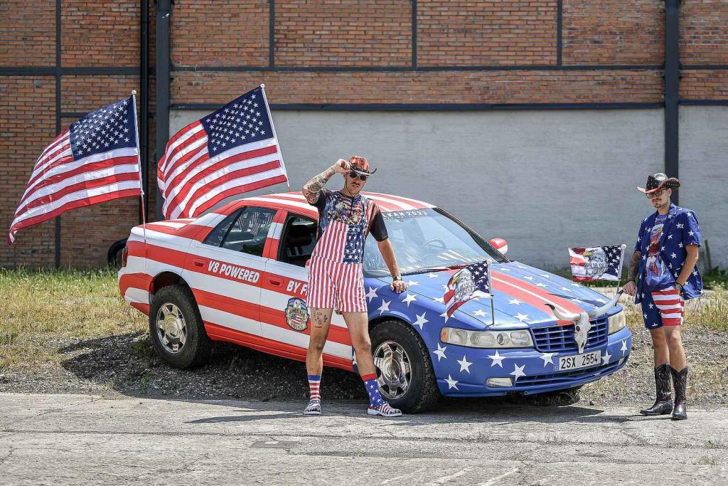 Auto pořadatelů akce Gumbalkan, 20. června 2023, Ostrava. (zleva) Richard Nemeth a Stefan Stefanov.