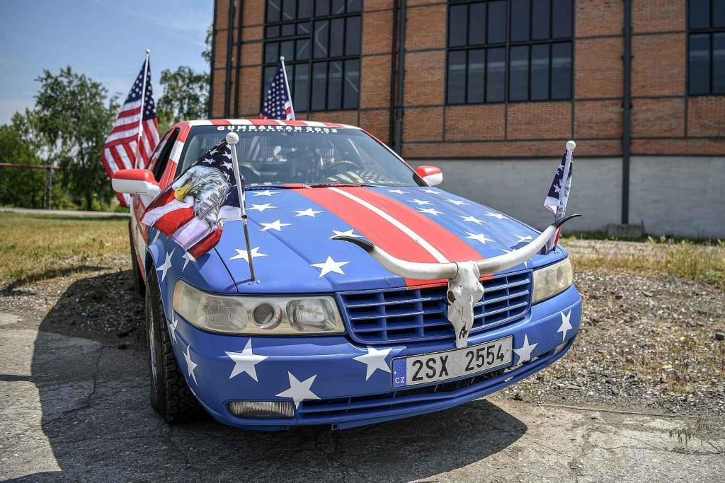 Auto pořadatelů akce Gumbalkan, 20. června 2023, Ostrava. (zleva) Richard Nemeth a Stefan Stefanov.