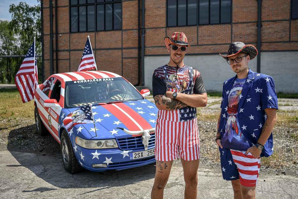 Auto pořadatelů akce Gumbalkan, 20. června 2023, Ostrava. (zleva) Richard Nemeth a Stefan Stefanov.