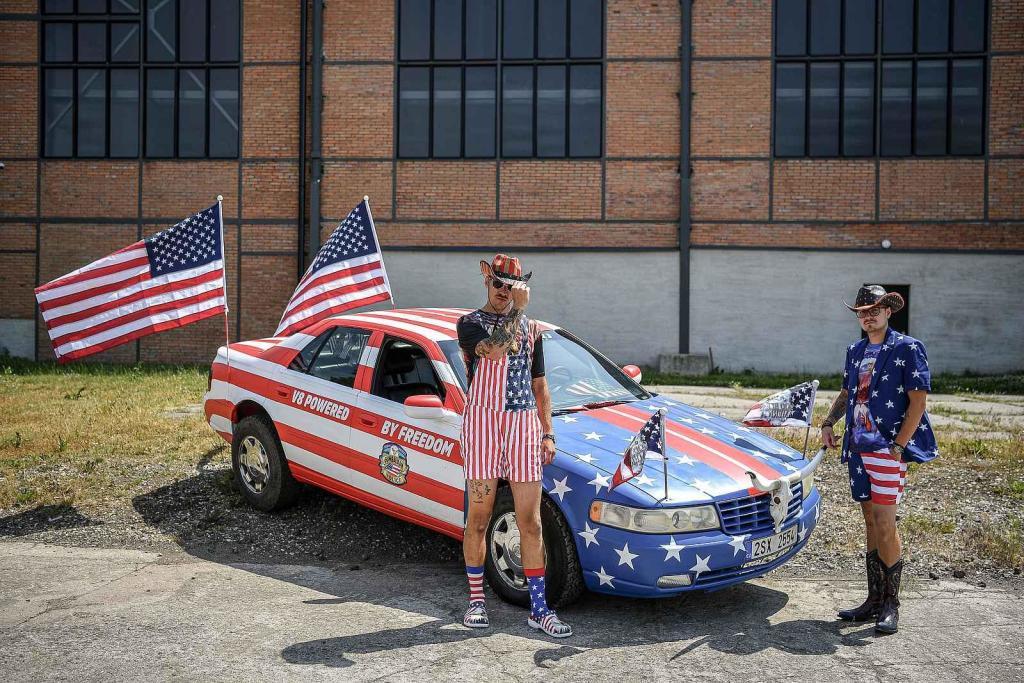 Auto pořadatelů akce Gumbalkan, 20. června 2023, Ostrava. (zleva) Richard Nemeth a Stefan Stefanov.