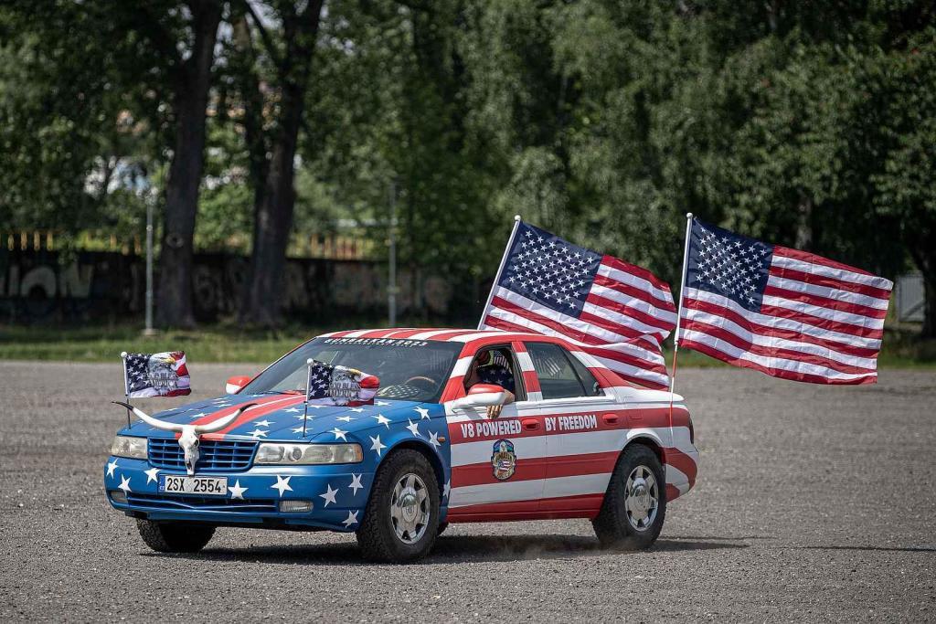 Auto pořadatelů akce Gumbalkan, 20. června 2023, Ostrava. (zleva) Richard Nemeth a Stefan Stefanov.
