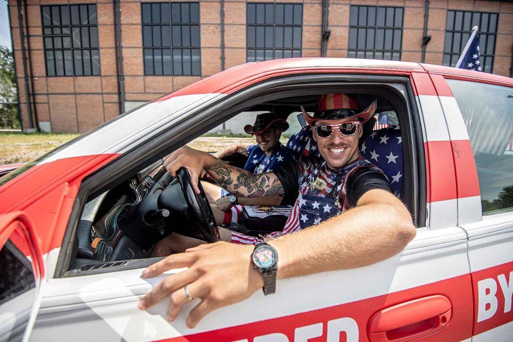 Auto pořadatelů akce Gumbalkan, 20. června 2023, Ostrava. (zleva) Stefan Stefanov a Richard Nemeth.