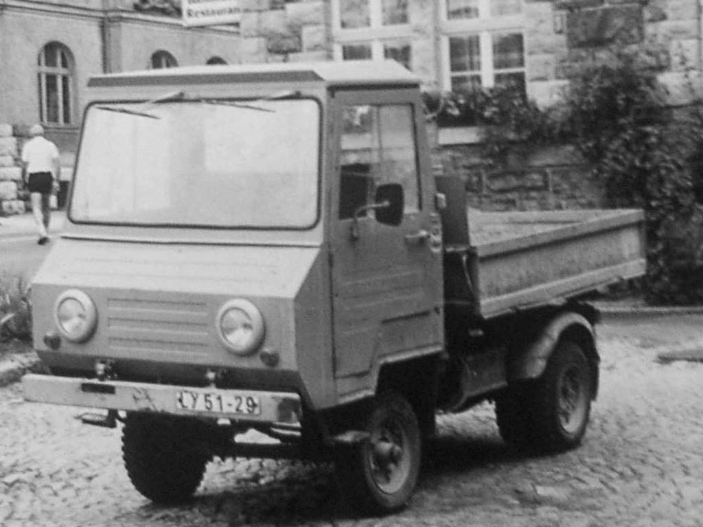 Multicar M24 s dvoumístnou kabinou.