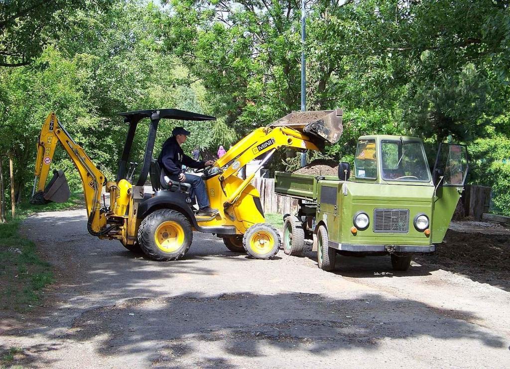 Multicar M22 při nakládání zeminy v Záběhlicích.