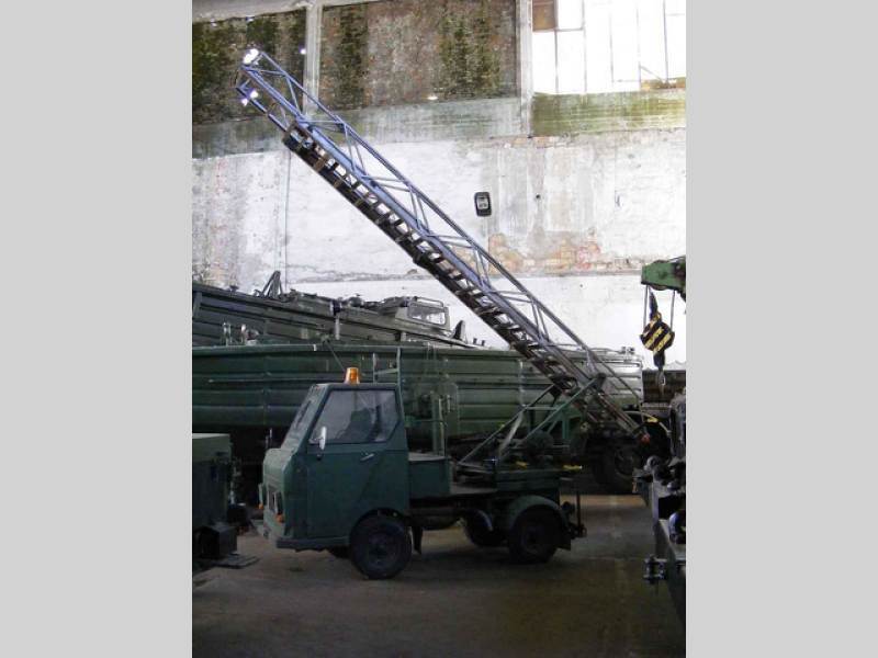 Multicar M22 s elektrickým žebříkem.