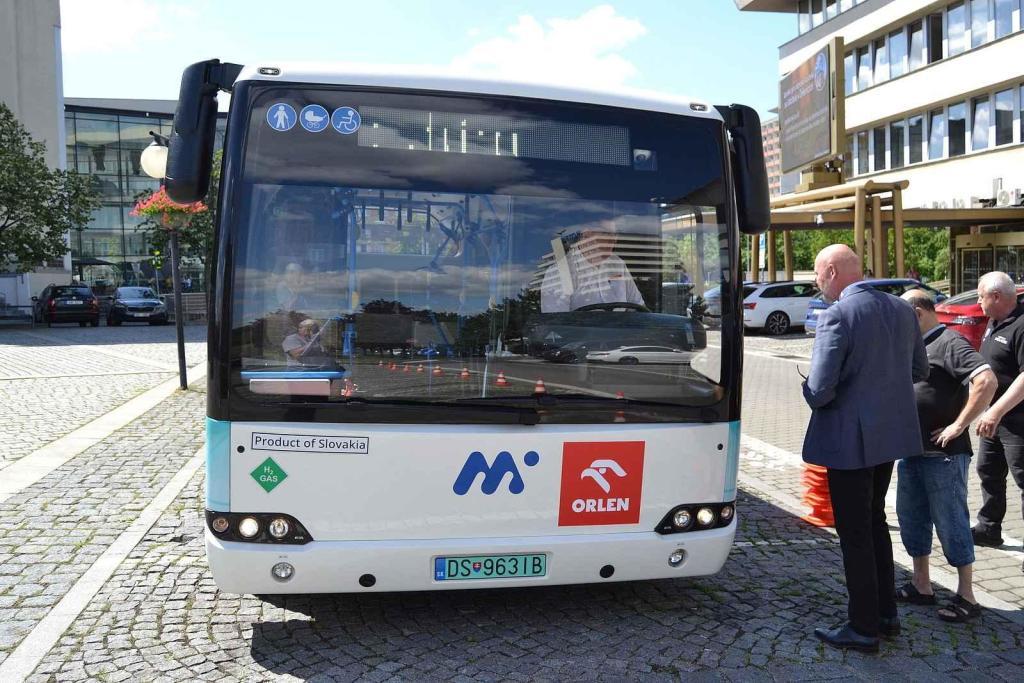 Autobus na vodíkový pohon v Mostě. Pohled z přední strany.