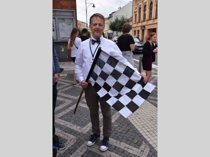 Ze startu XIV. Slánského okruhu - průjezd Londou.