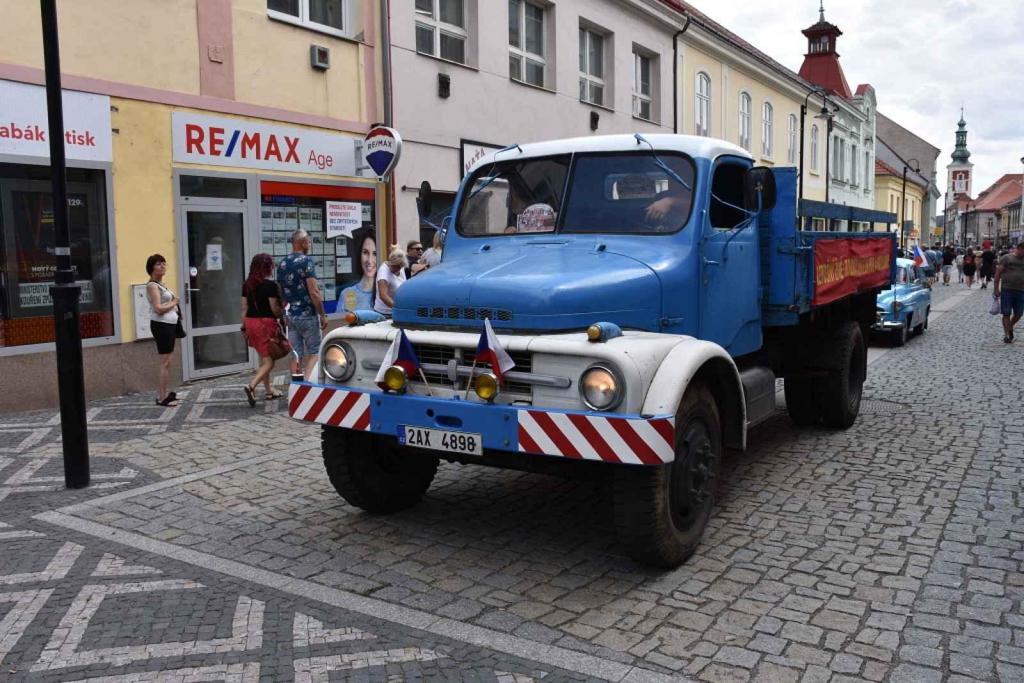 Ze startu XIV. Slánského okruhu - průjezd Londou.
