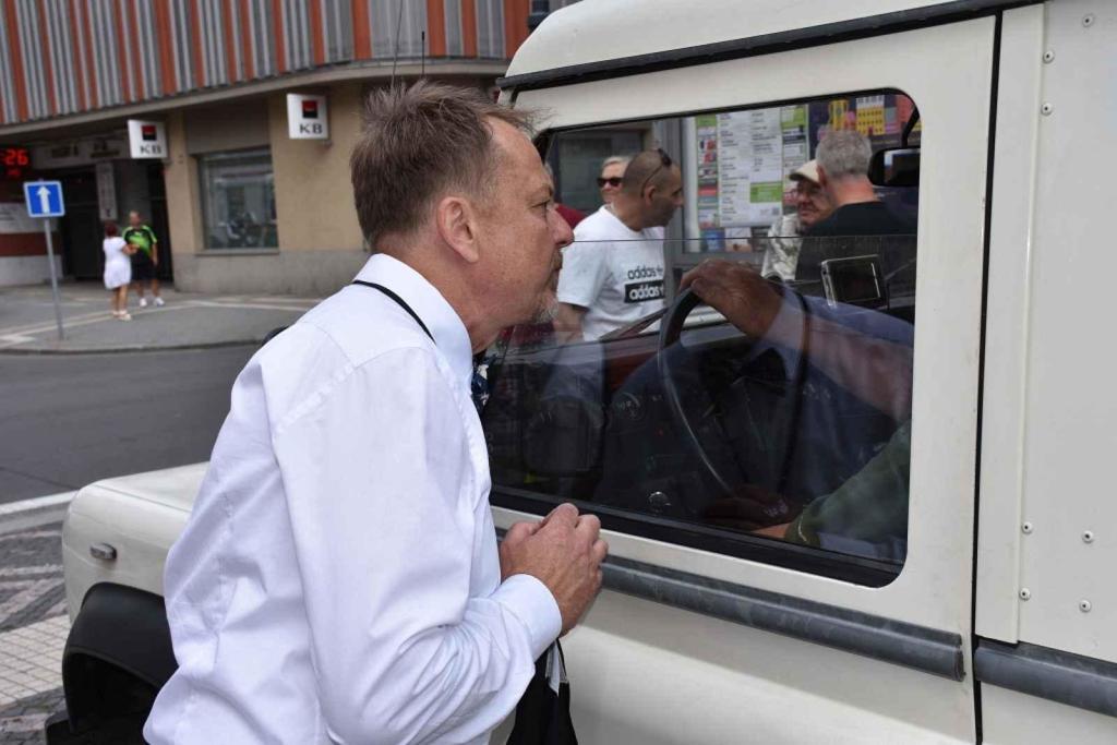 Ze startu XIV. Slánského okruhu - průjezd Londou.