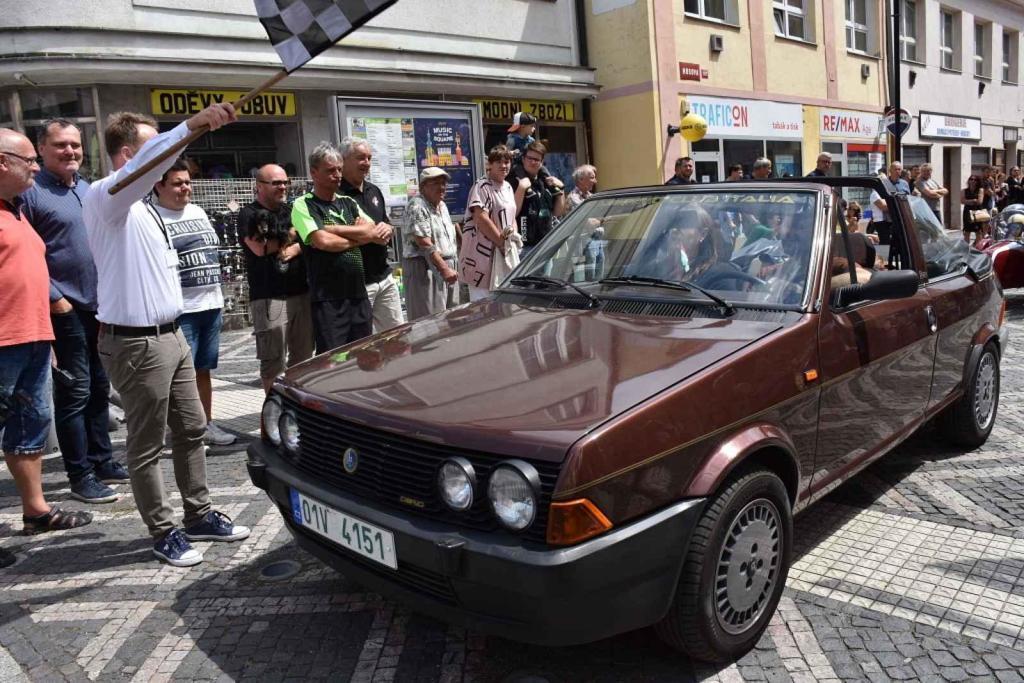 Ze startu XIV. Slánského okruhu - průjezd Londou.