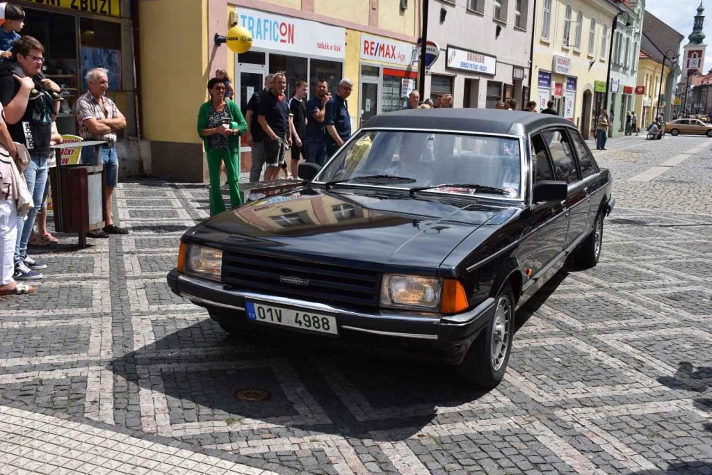 Ze startu XIV. Slánského okruhu - průjezd Londou.