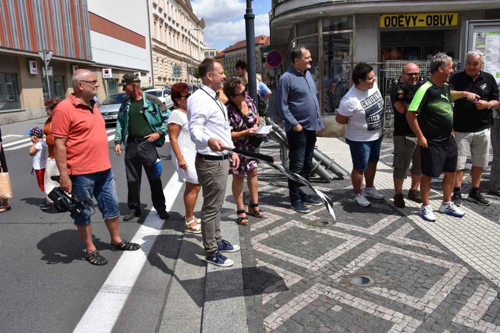 Ze startu XIV. Slánského okruhu - průjezd Londou.