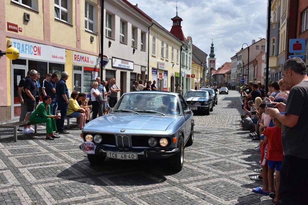 Ze startu XIV. Slánského okruhu - průjezd Londou.