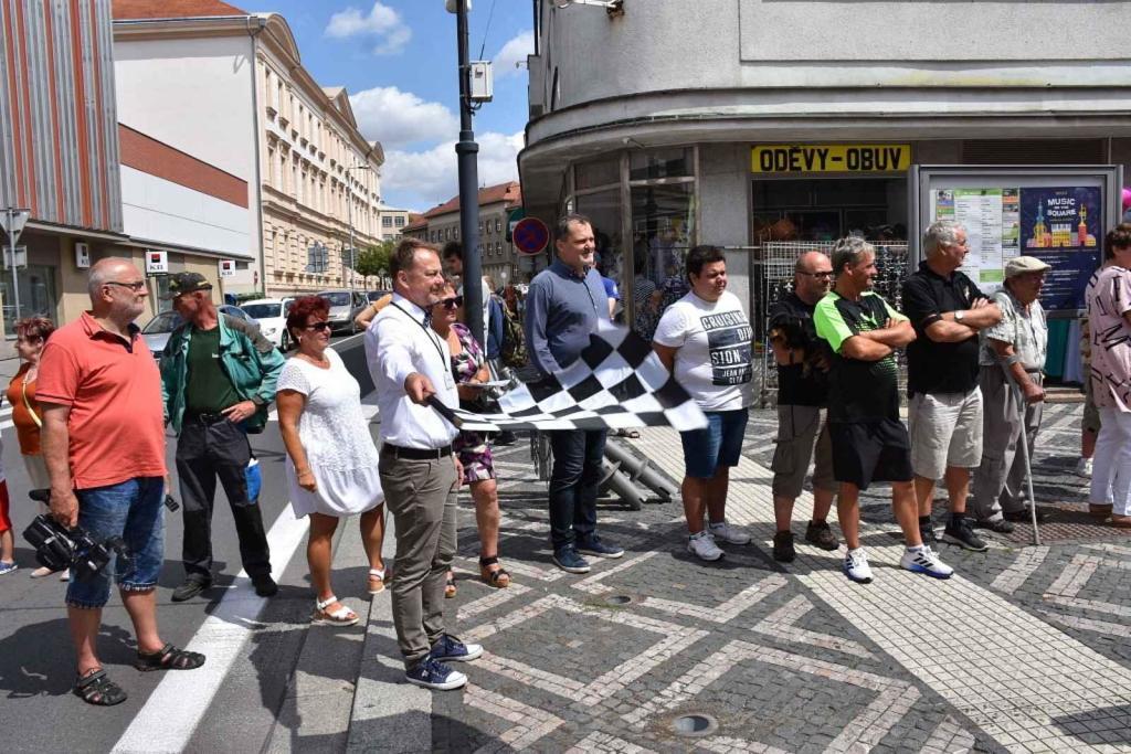 Ze startu XIV. Slánského okruhu - průjezd Londou.