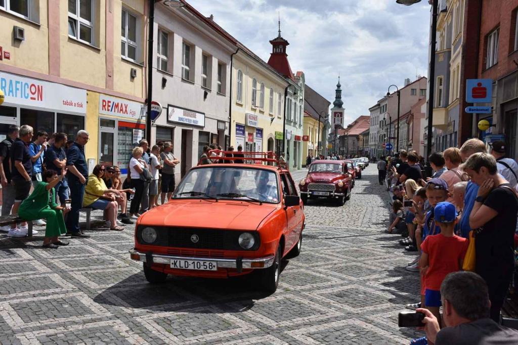 Ze startu XIV. Slánského okruhu - průjezd Londou.